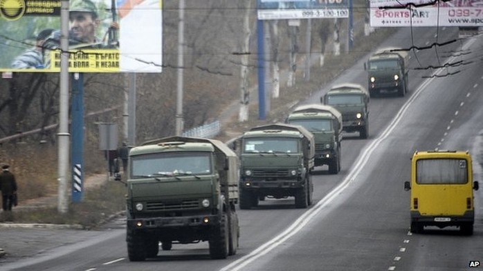Đoàn xe không biển số di chuyển ở khu vực do phe ly khai thân Nga kiểm soát. Ảnh: AP