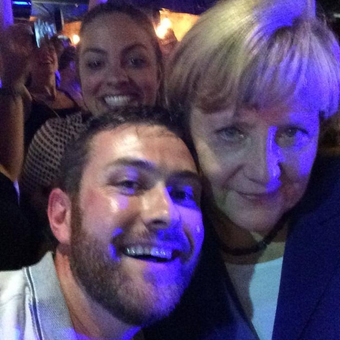 Thủ tướng Đức Angela Merkel chụp hình với người dân TP Brisbane - Úc tối 14-11. Ảnh: Twitter