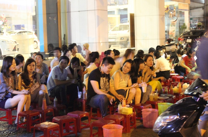 Phố bánh tráng nướng Cao Thắng rất nhộn nhịp hằng đêm