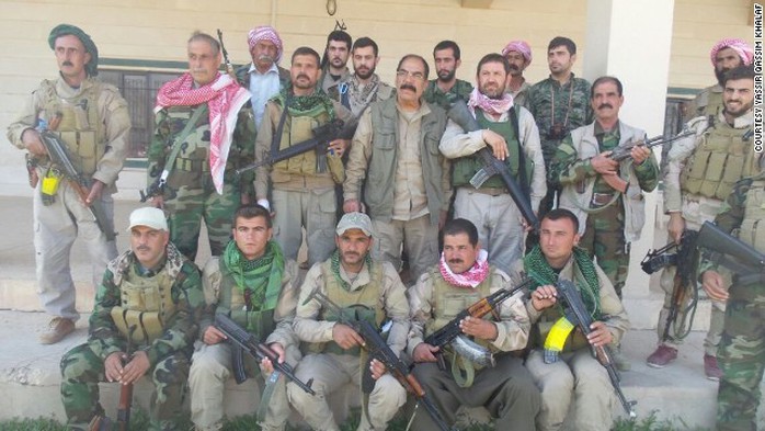 Ông Qassim Shesho (giữa) chỉ huy khoảng 2.000 chiến binh Yazidi tại núi Sinjar. Ảnh: CNN