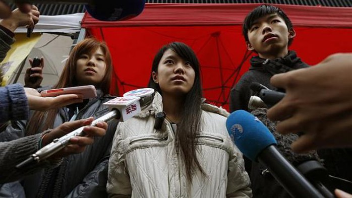 Từ trái qua: Nữ sinh Isabella Lo, Prince Wong và thủ lĩnh học sinh Joshua Wong trả lời phóng viên sau 12 giờ tuyệt thực. Ảnh: Reuters