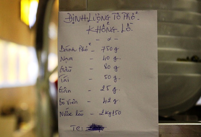 Định lượng tổ phở khổng lồ được ghi trong bếp của nhà hàng