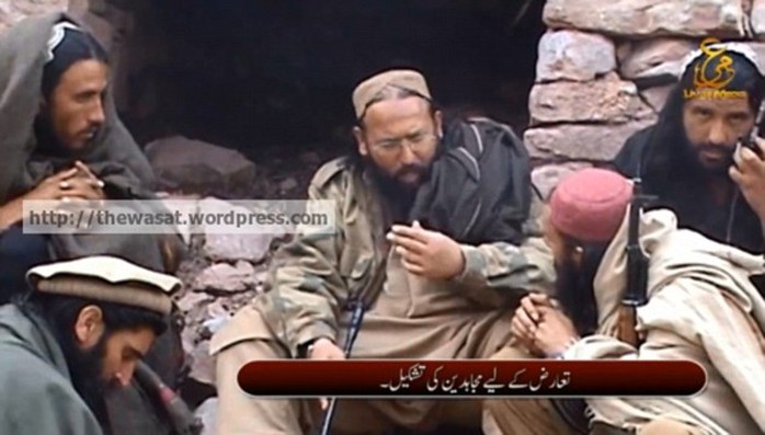 Hafiz Saeed Khan (giữa), tên chỉ huy ra lệnh cho nhóm tay súng nổ bom tự sát. Ảnh: The Wasat