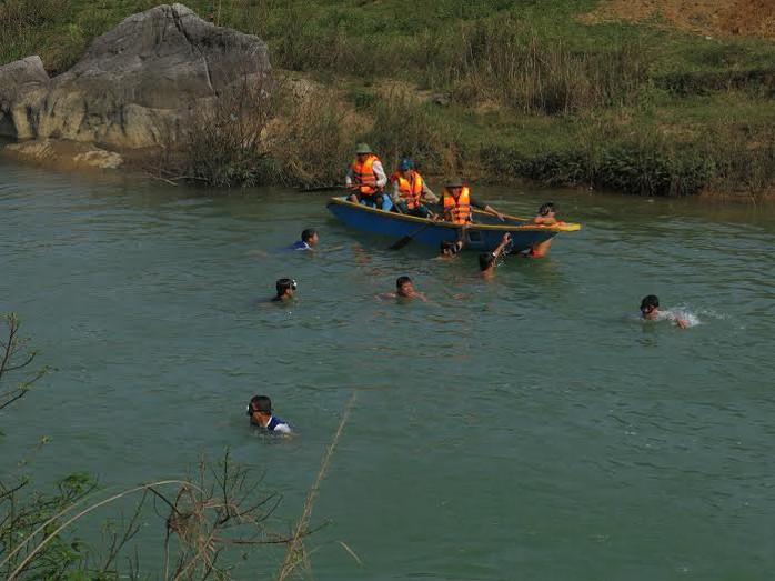 Lực lượng chức năng tìm kiếm thi thể 2 mẹ con bà Thân