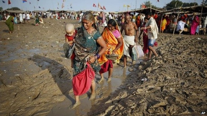 Tín đồ Hindu trong lễ hội Somvati Amavasya. Ảnh: AP