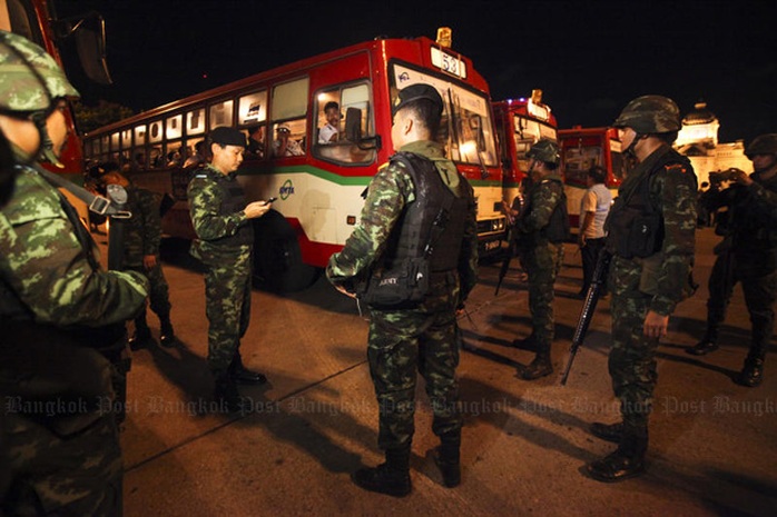 Quân đội Thái Lan áp đặt lệnh giới nghiêm sau tuyên bố đảo chính chiều 22-5. Ảnh: Bangkok Post
