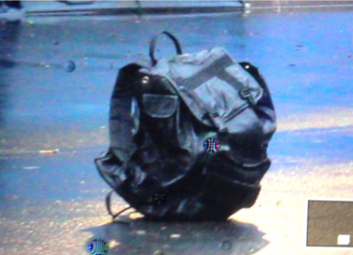 Chiếc túi nghi chứa bom của nghi phạm bị cảnh sát kích nổ sau đó. Ảnh: RT