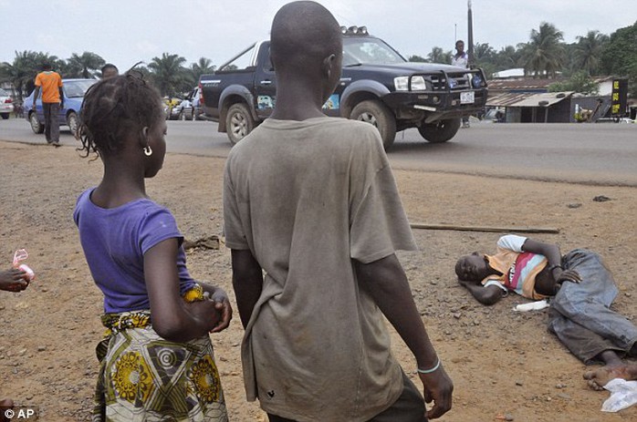 Một bệnh nhân mắc Ebola nằm bên vệ đường ở Liberia. Ảnh: AP