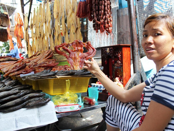 Ếch phơi khô, món ăn đặc sản của bà con Campuchia. Ếch phơi khô, món ăn đặc sản của bà con Campuchia.