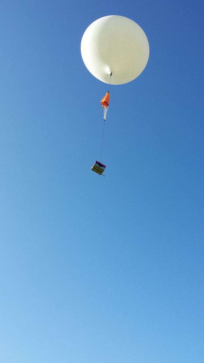 Nó được gắn lên khinh khí cầu và thả lên bầu trời. Ảnh: Twitter