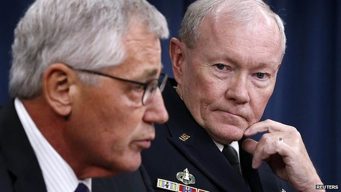 Chủ tịch Hội đồng Tham mưu trưởng liên quân Mỹ, tướng Martin Dempsey (phải) cho biết Nhà nước Hồi giáo (IS) tại Syria đang gánh chịu thiệt hại qua các cuộc không kích của Mỹ và liên quân gần đây. Ảnh: Reuters