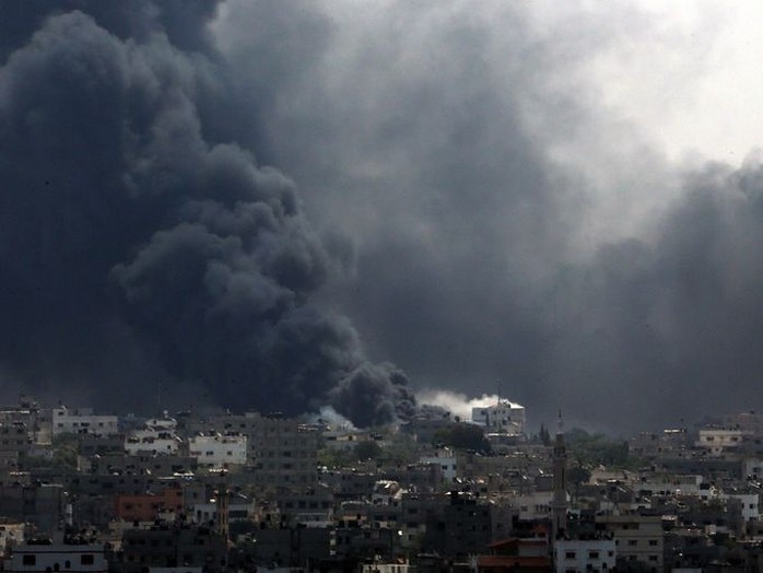 Xe tăng Israel tấn công vào khu vực Shijaiyah ở Dải Gaza hôm 20-7, giết chết ít nhất 99 người Palestine. Ảnh: Reuters, EPA