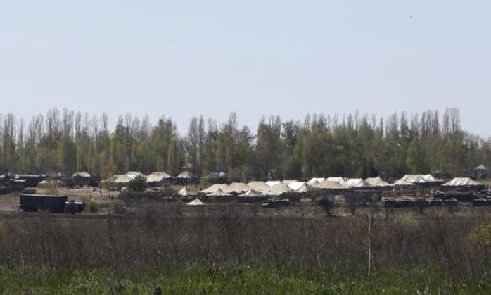 Xe quân sự và lều của binh lính nga tập trung gần Belgorod, biên giới Nga-Ukraine. Ảnh: Reuters
