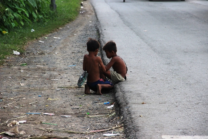 Hai đứa bé người Capuchia đang xin tiền trên Quốc lộ 1.