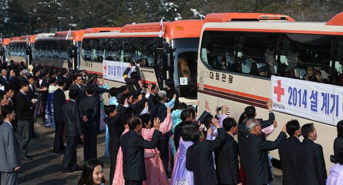Người dân Hàn Quốc trở về nhà sau cuộc đoàn tụ với người thân ở Triều Tiên hôm 22-2. Ảnh: AP