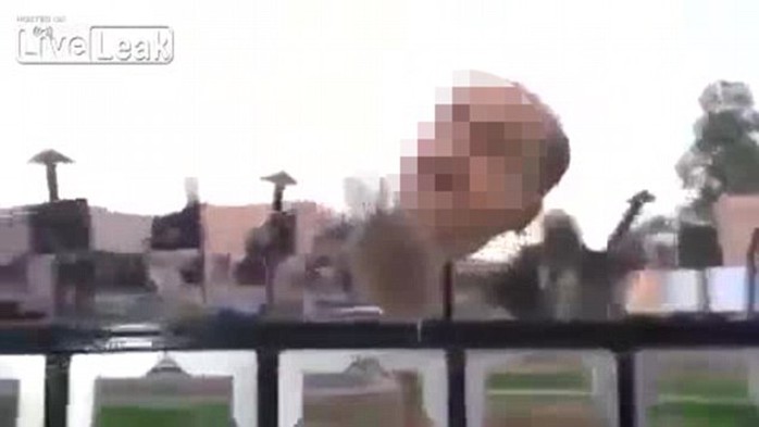 Đầu một số binh sĩ Syria bị cắm trên cọc và hàng rào hôm 24-7. Ảnh: Live Leak