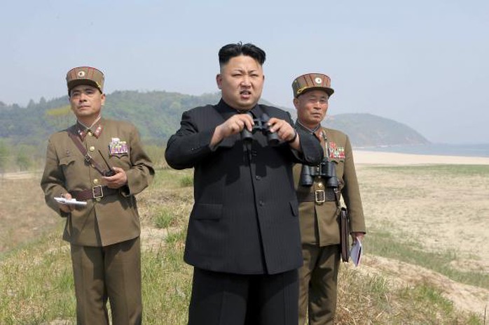 Nhà lãnh đạo Kim Jong-un đích thân chỉ đạo cuộc diễn tập bắn đạn pháo tầm xa. Ảnh: Reuters