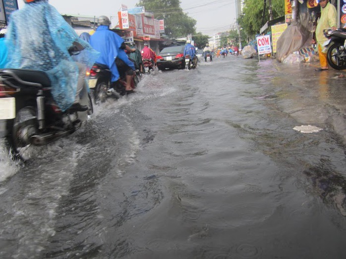 Cơn mưa lớn chiều 25 - 8 khiến nước ngập sâu trên đường Ung Văn Khiêm (quận bình Thạnh).