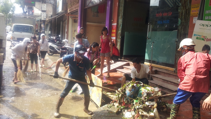 Sáng 18-9, nước lũ bắt đầu rút. Người dân ở Phường Vĩnh Trại, TP Lạng Sơn dọn dẹp sau ngập lụt