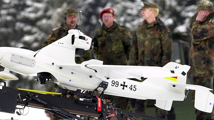 Lính Đức đứng sau một UAV trinh sát Luna. Ảnh: Reuters
