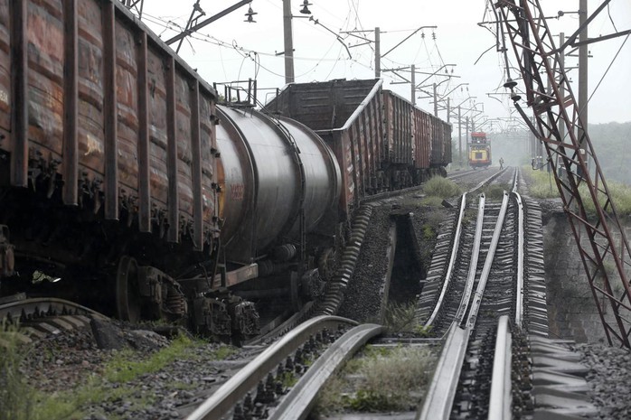 Cây cầu bị sập ở ngôi làng Novobakhmutivka, phía Bắc thành phố Donetsk hôm 7-7. Ảnh: Reuters