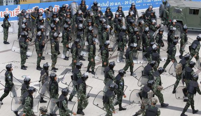 Quân đội Bangkok triển khai thực hiện nhiệm vụ. Ảnh: Reuters