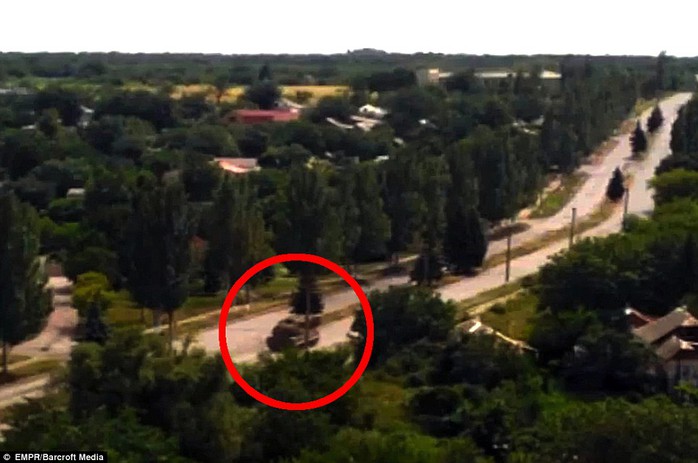 Một tên lửa Buk được vận chuyển qua thị trấn Torez, Ukraine hôm 17-7, sau khi chiếc máy bay MH17 bị bắn hạ. Ảnh: Barcroft Media