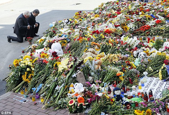 Tổng thống Ukraine Petro Poroshenko và Đại sứ Hà Lan tại Ukraine Kees Klompenhouwer đặt hoa tưởng niệm các nạn nhân MH17. Ảnh: EPA