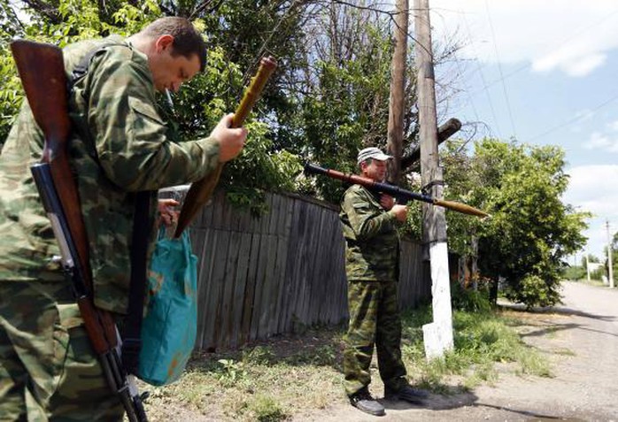 Lực lượng ly khai thân Nga vũ trang ở khu vực Donetsk, Đông Ukraine hôm 19-6. Ảnh: Reuters