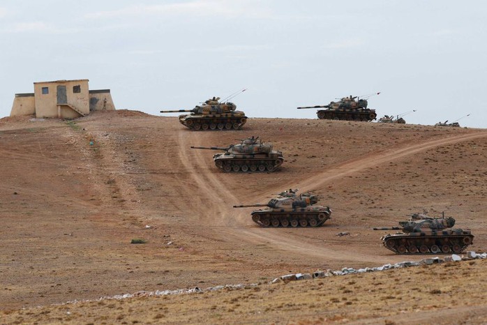 Xe tăng Thổ Nhĩ Kỳ triển khai tới biên giới Syria. Ảnh: Reuters