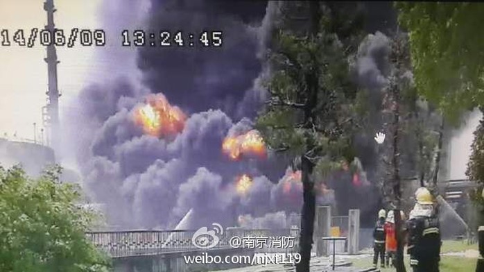 Vụ nổ nhà máy dầu công ty Sinopec trưa 9-6. Ảnh: China.org