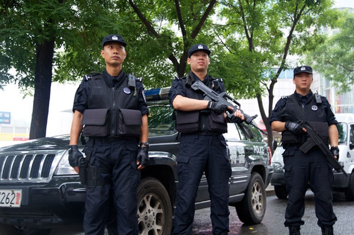 Nhân viên cảnh sát đặc biệt Trung Quốc trang bị súng đóng chốt ở thủ đô Bắc Kinh. Ảnh: China Daily