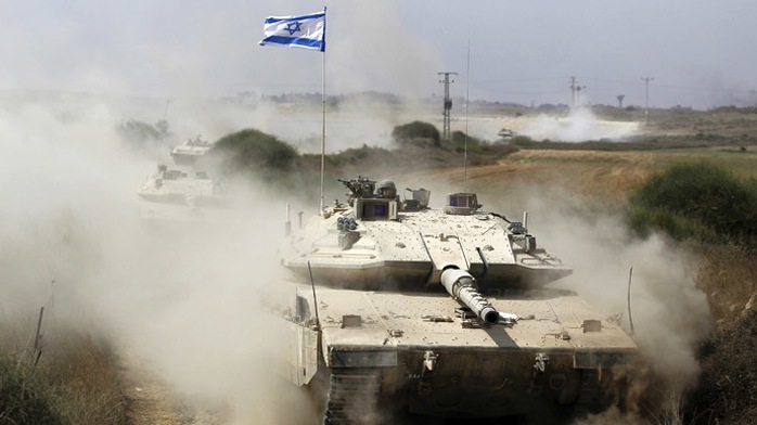 Xe tăng Israel tiếp tục tấn công vào Dải Gaza hôm 8-8, sau khi cuộc đàm phán mở rộng lệnh ngừng bắn thất bại. Ảnh: Reuters