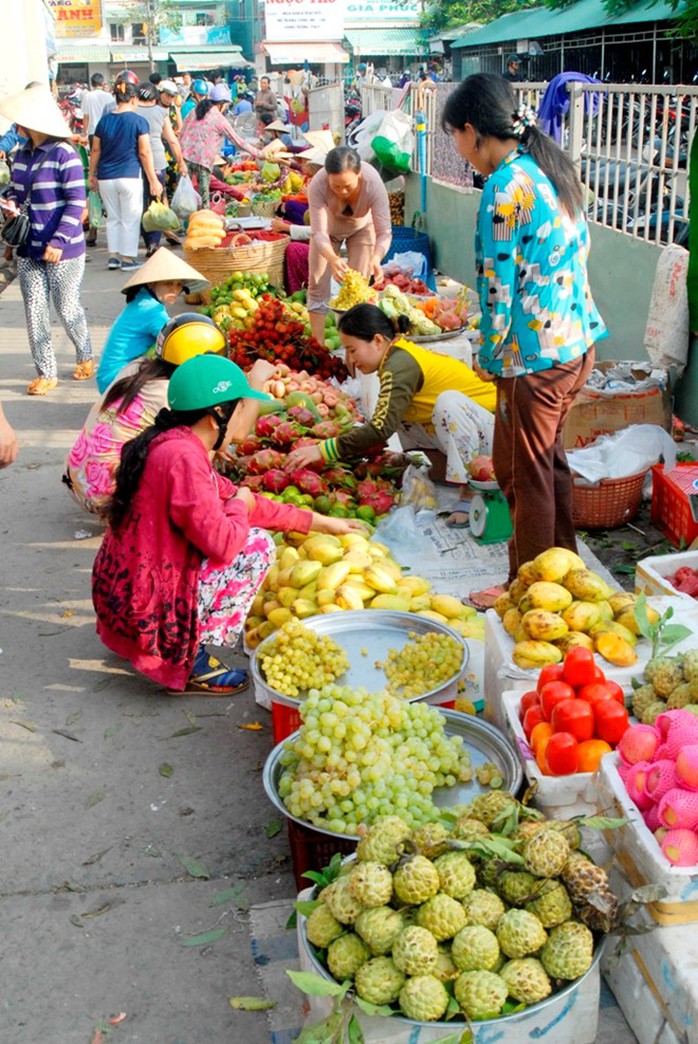Tại các chợ, trái cây nhà vườn đưa ra bán lẻ gần như không còn. Ảnh Ngọc Trinh.