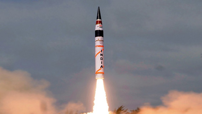 Tên lửa đạn đạo liên lục địa Agni-V của Ấn Độ. Ảnh: Reuters