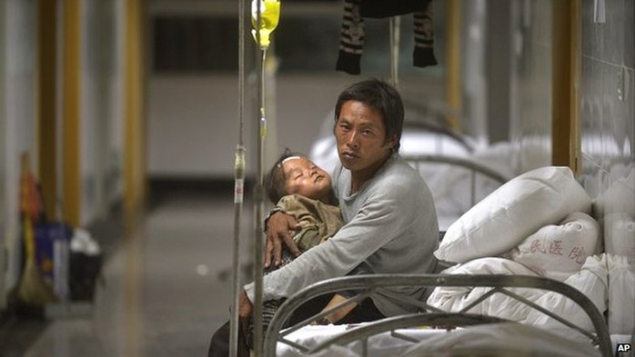 2 cha con sống sót sau trận động đất kinh hoàng hôm 3-8. Ảnh: AP
