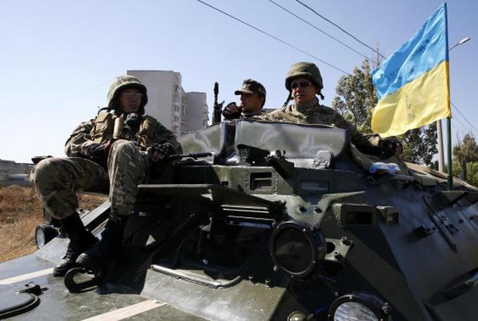 Binh lính Ukraine di chuyển ở TP Mariupol. Ảnh: Reuters