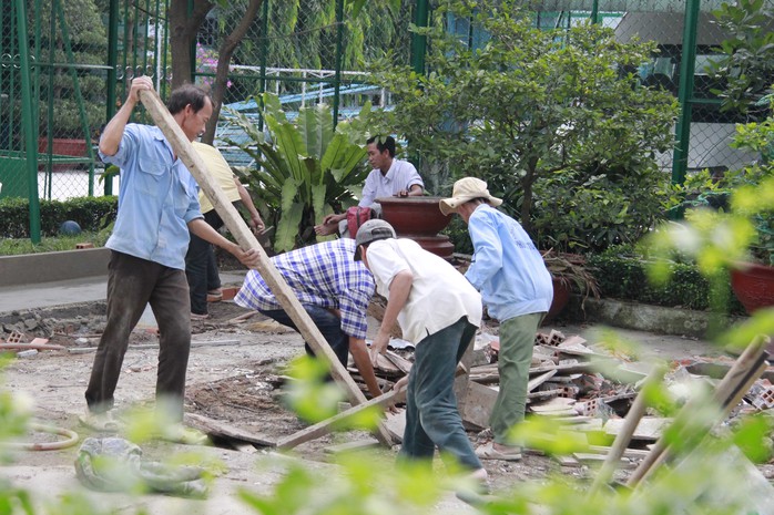 Công nhân khẩn trương hoàn thành các khâu để hoàn thành việc sửa chữa cơ sở này