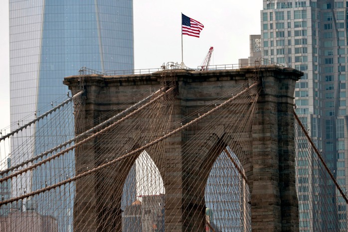 Cờ Mỹ trước và sau khi bị tẩy trắng xóa trên cầu Brooklyn. Ảnh; New York Post