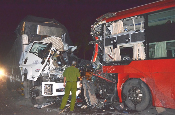 Hiện trường vụ tai nạn làm 2 tài xế thương vong