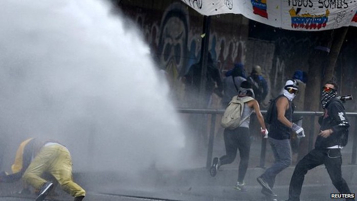 Biểu tình bùng nổ thành xung đột tại Venezuela. Ảnh: Reuters