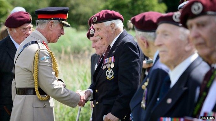 Thái tử Charles bắt tay các cựu binh Anh tại lễ kỷ niệm D-Day. Ảnh: Reuters