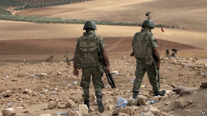 Binh sĩ Thổ Nhĩ Kỳ ở biên giới giáp Syria, cách IS chỉ vài km. Ảnh: AP