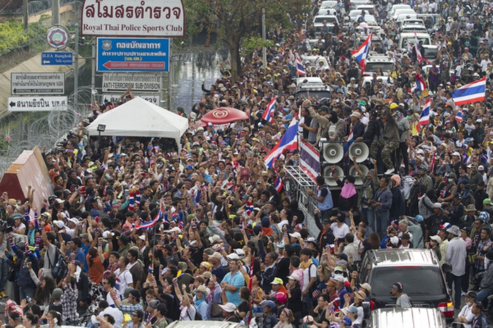 Người biểu tình tuần hành đến trước văn phòng tạm thời của Thủ tướng Yingluck Shinawatra hôm 19-2. Ảnh: Bangkok Post