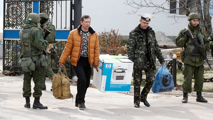 ...binh lính Ukraine rời đi nhưng nhiều người nói họ không đầu hàng. Ảnh: AP