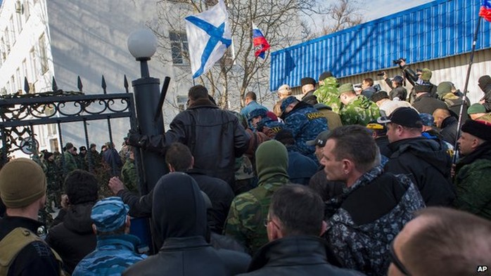 Binh lính thân Nga ào vào trụ sở hải quân Ukraine ở Crimea. Ảnh: AP