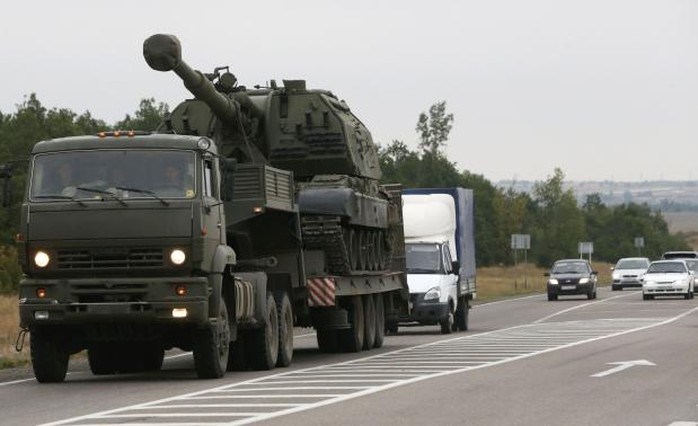 Xe tải quân sự của Nga chở pháo tự hành Msta-S ở Kamensk-Shakhtinsky, vùng Rostov hôm 19-8. Ảnh: Reuters