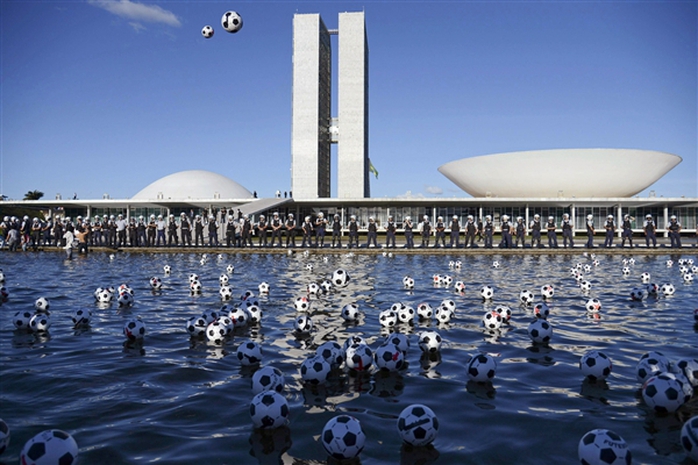 Người biểu tình ném những quả bóng trước tòa nhà Quốc hội Brazil để phản đối vấn đề tham nhũng và bất bình đẳng. Ảnh: Reuters