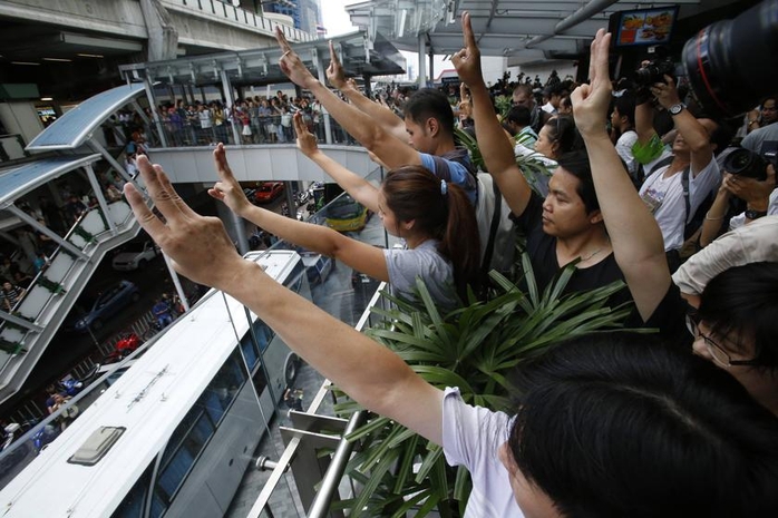 Người dân Thái Lan biểu tình đảo chính bằng 3 ngón tay. Ảnh: Reuters