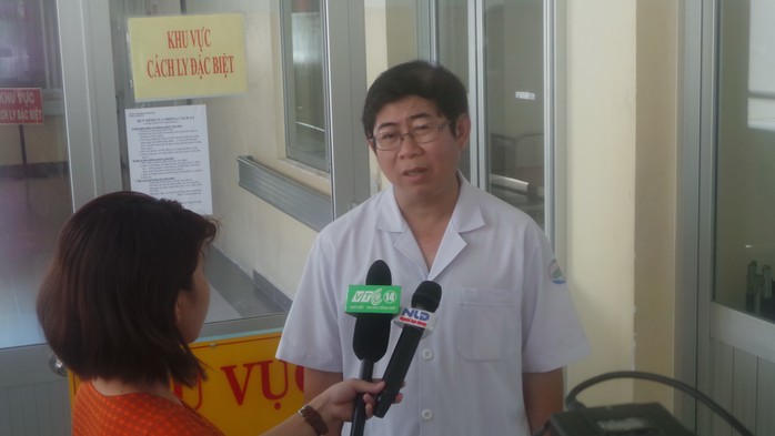 TS-BS Lê Mạnh Hùng, Phó giám đốc Bệnh viện Bệnh Nhiệt đới TP HCM, khuyên người dân không nên hoang mang, dịch Eboal đang trong tầm kiểm soát của Việt Nam.